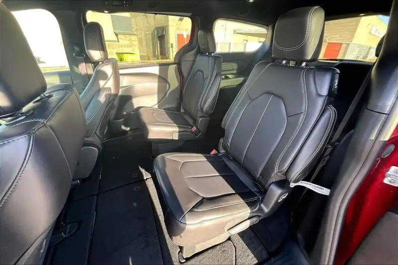 2026 Chrysler Pacifica Select, červená, 0 km, dovoz Kanada — foto 10 z 12