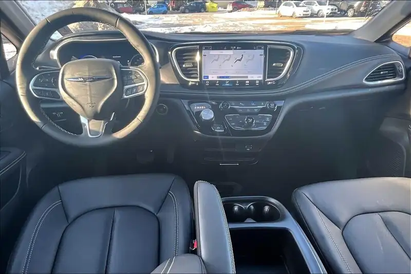 2026 Chrysler Pacifica Select, červená, 0 km, dovoz Kanada — foto 5 z 12