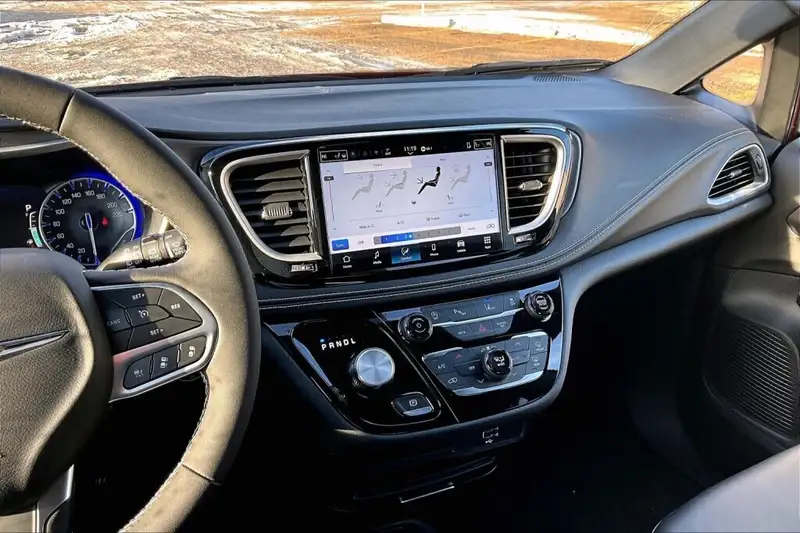 2026 Chrysler Pacifica Select, červená, 0 km, dovoz Kanada — foto 6 z 12
