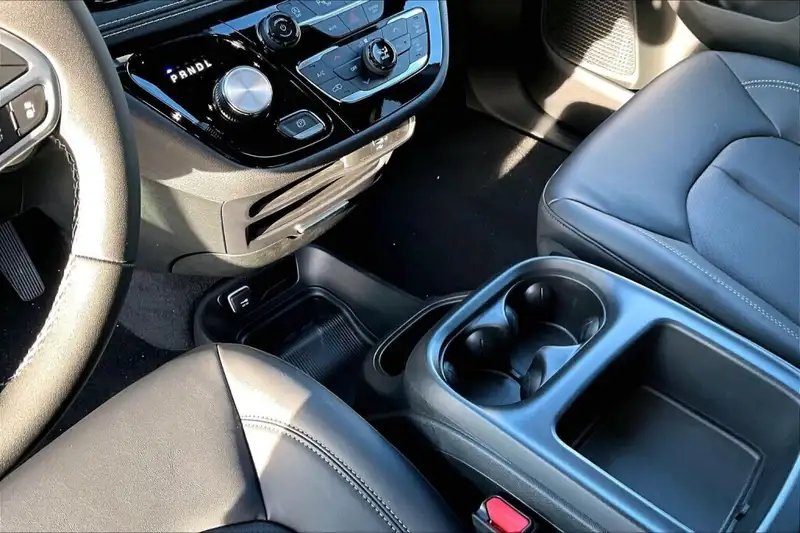 2026 Chrysler Pacifica Select, červená, 0 km, dovoz Kanada — foto 7 z 12