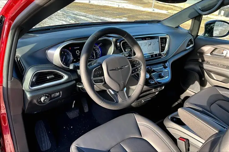 2026 Chrysler Pacifica Select, červená, 0 km, dovoz Kanada — foto 8 z 12