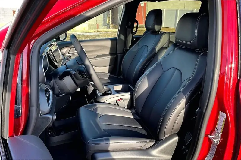 2026 Chrysler Pacifica Select, červená, 0 km, dovoz Kanada — foto 9 z 12