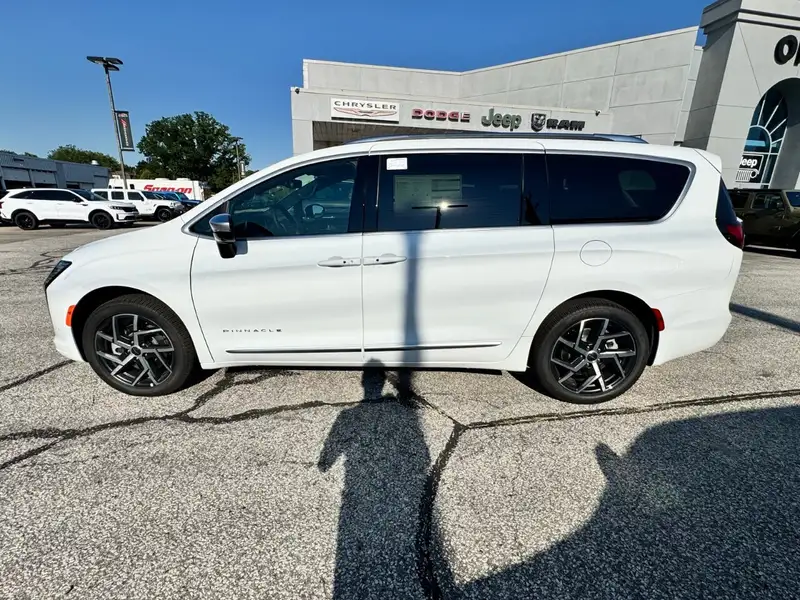 2027 Chrysler Pacifica Pinnacle, bílá, 105 km, dovoz Kanada — foto 2 z 12