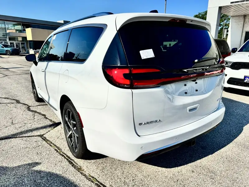 2027 Chrysler Pacifica Pinnacle, bílá, 105 km, dovoz Kanada — foto 3 z 12