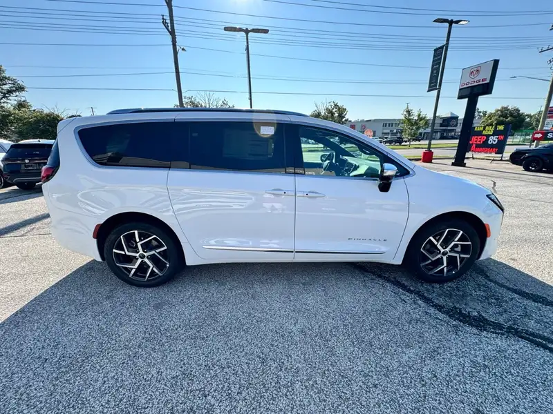2027 Chrysler Pacifica Pinnacle, bílá, 105 km, dovoz Kanada — foto 5 z 12