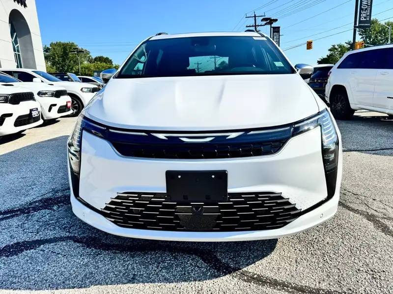 2027 Chrysler Pacifica Pinnacle, bílá, 105 km, dovoz Kanada — foto 7 z 12