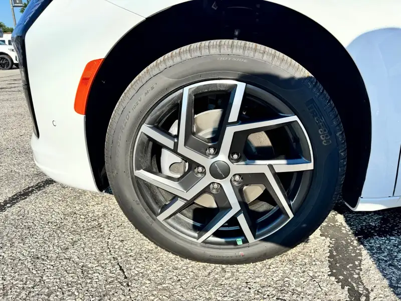2027 Chrysler Pacifica Pinnacle, bílá, 105 km, dovoz Kanada — foto 9 z 12