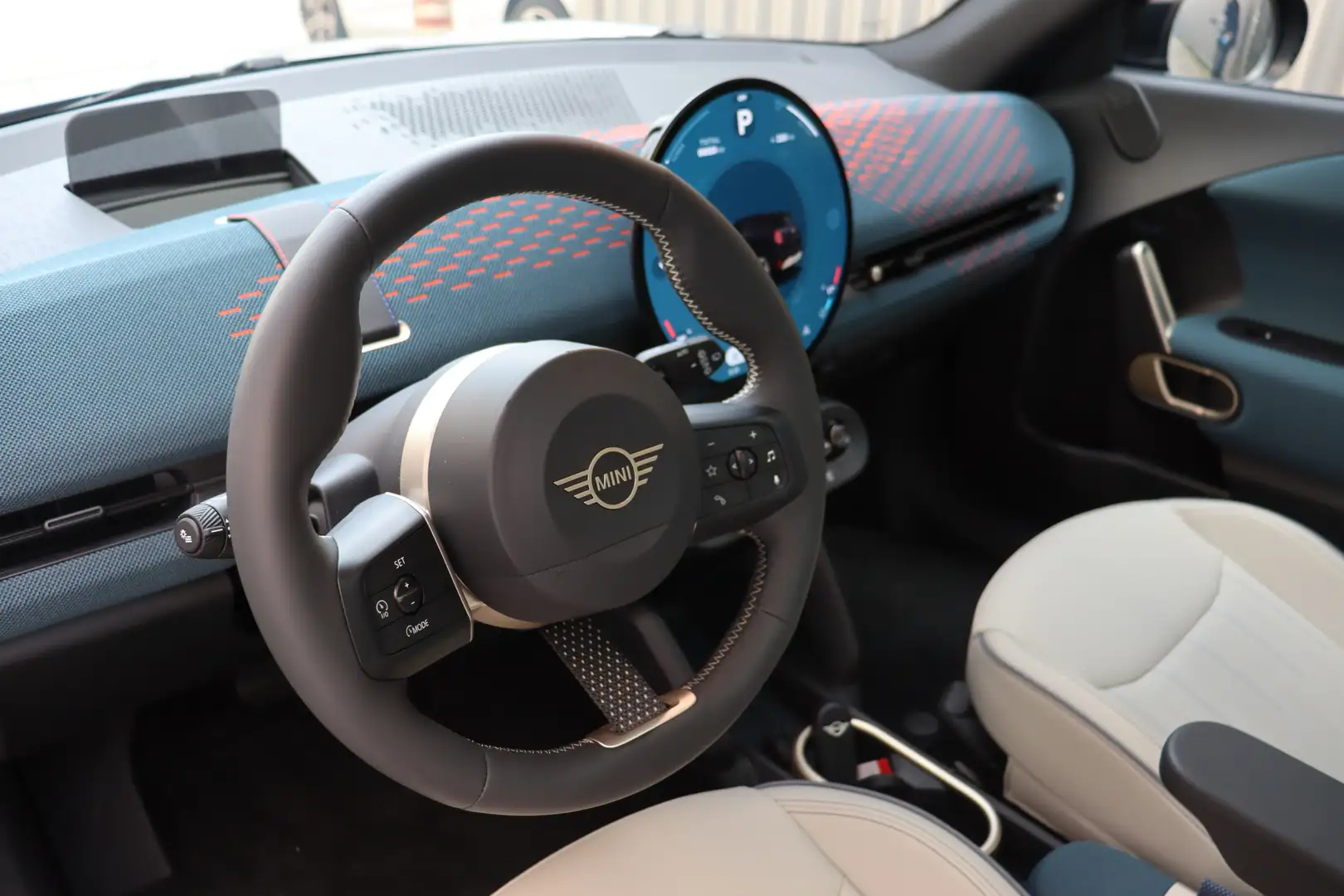 2026 MINI Aceman, 1 km, Nizozemsko — foto 10 z 12