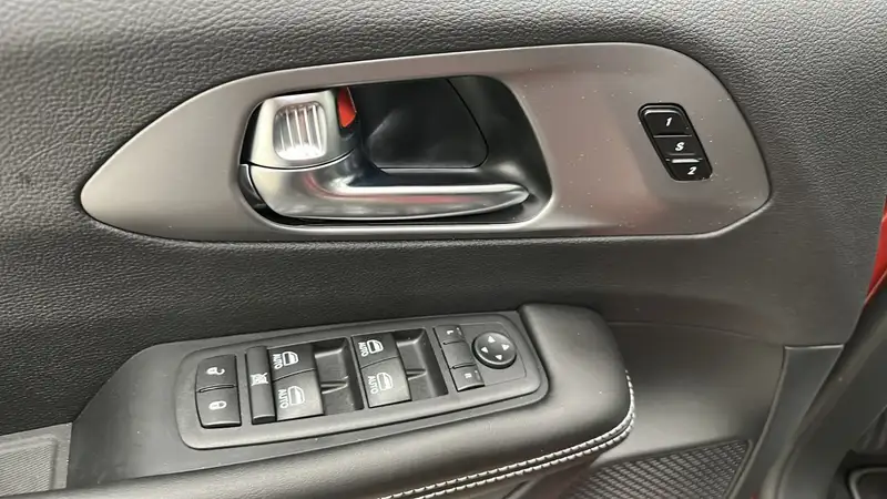 2027 Chrysler Pacifica Select, červená, 15 km, dovoz Kanada — foto 11 z 12