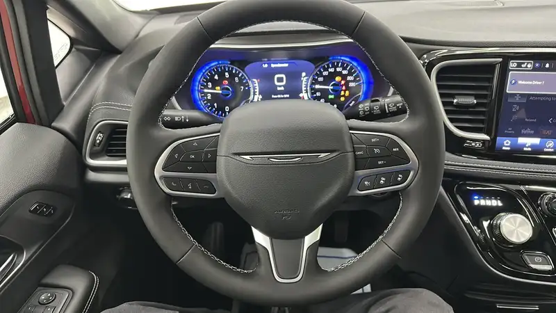 2027 Chrysler Pacifica Select, červená, 15 km, dovoz Kanada — foto 12 z 12