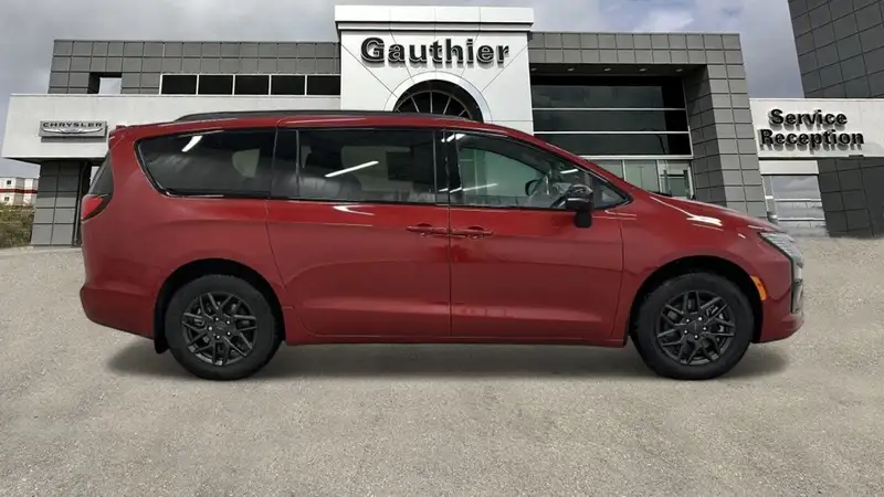 2027 Chrysler Pacifica Select, červená, 15 km, dovoz Kanada — foto 7 z 12