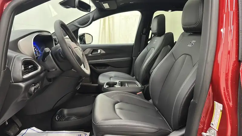 2027 Chrysler Pacifica Select, červená, 15 km, dovoz Kanada — foto 9 z 12