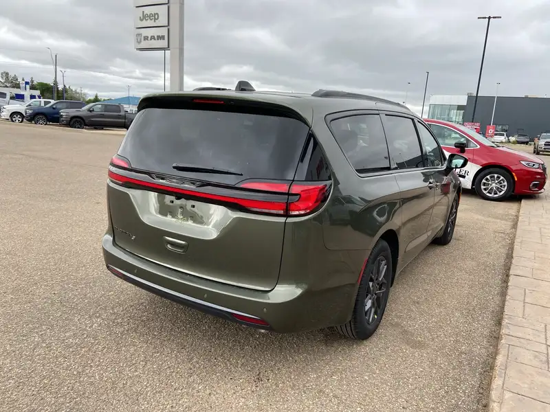 2027 Chrysler Pacifica Select, zelená, dovoz Kanada — foto 5 z 12