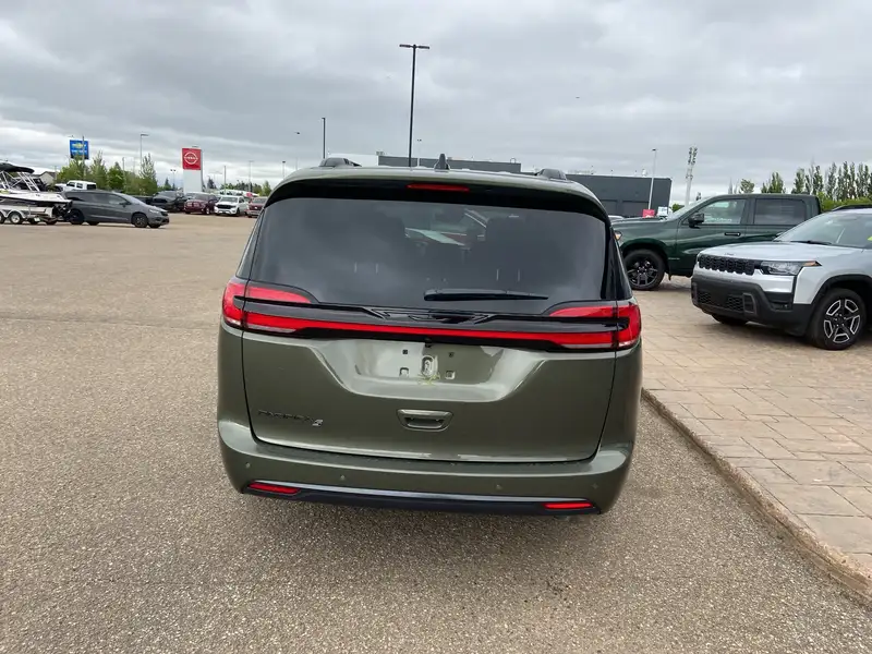 2027 Chrysler Pacifica Select, zelená, dovoz Kanada — foto 6 z 12