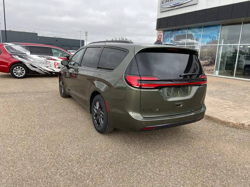 2027 Chrysler Pacifica Select, zelená, dovoz Kanada — foto 7 z 12
