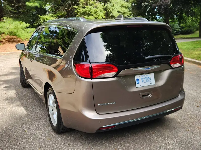 2018 Chrysler Pacifica Touring-L Plus, 145 234 km, dovoz Kanada — foto 2 z 12