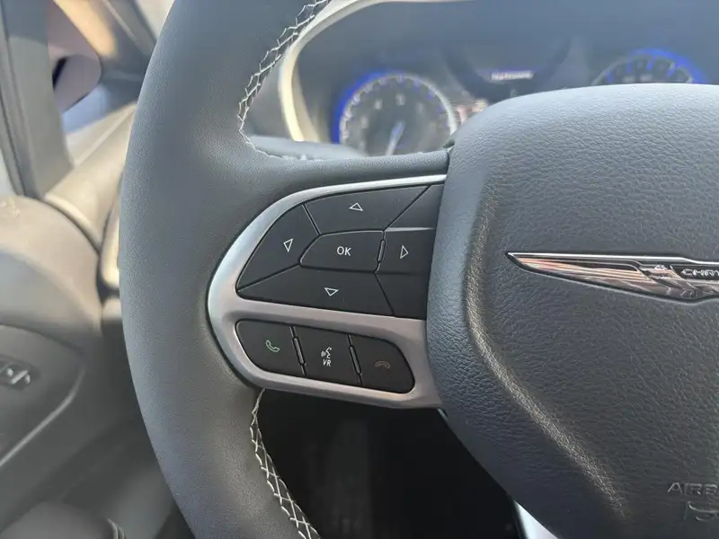 2026 Chrysler Pacifica Select, bílá, 26 km, dovoz Kanada — foto 10 z 12