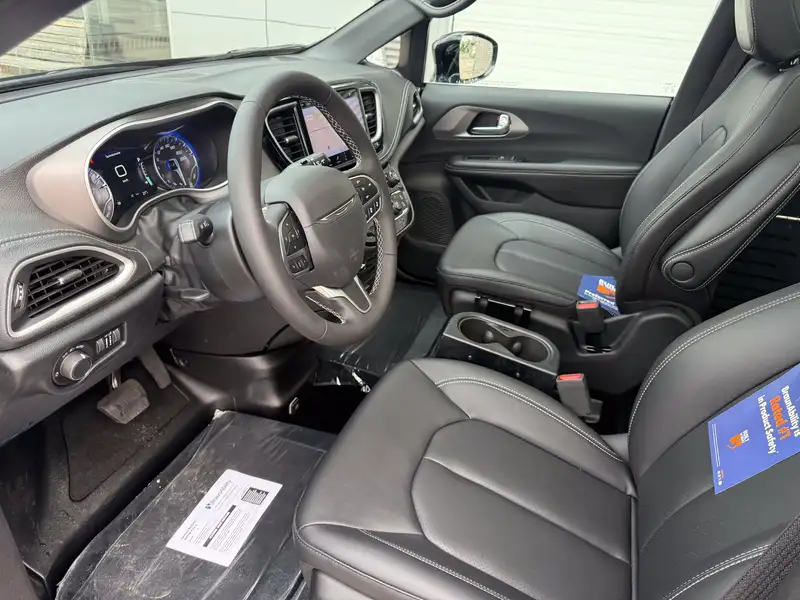 2027 Chrysler Pacifica Select, černá, 46 km, dovoz Kanada — foto 10 z 12