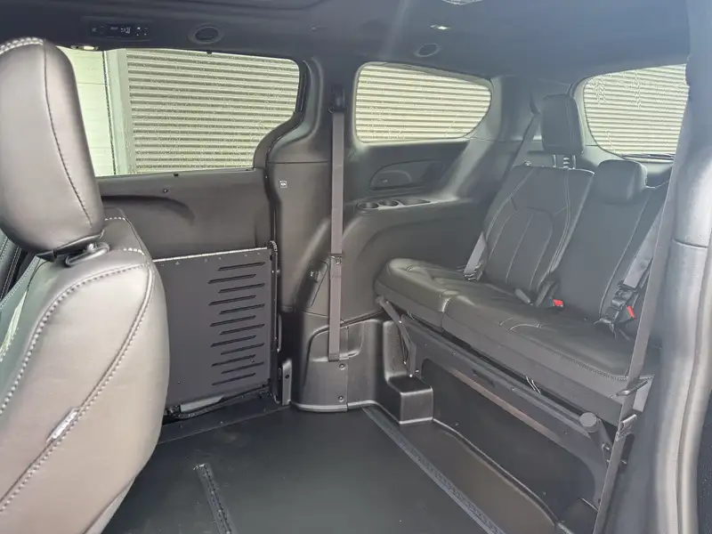 2027 Chrysler Pacifica Select, černá, 46 km, dovoz Kanada — foto 11 z 12