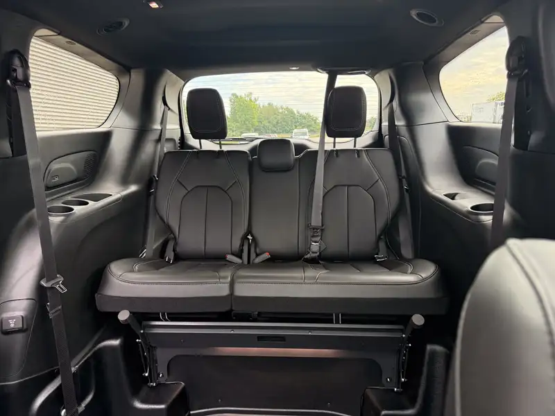 2027 Chrysler Pacifica Select, černá, 46 km, dovoz Kanada — foto 12 z 12