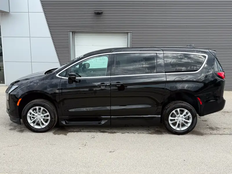 2027 Chrysler Pacifica Select, černá, 46 km, dovoz Kanada — foto 3 z 12