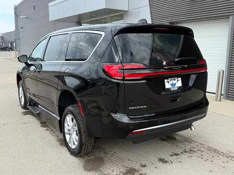 2027 Chrysler Pacifica Select, černá, 46 km, dovoz Kanada — foto 4 z 12