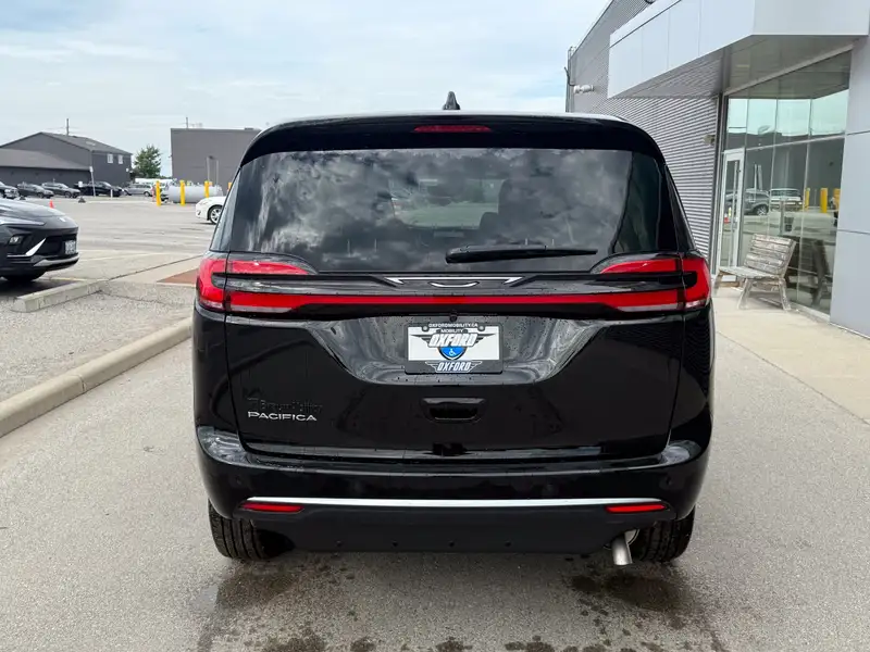 2027 Chrysler Pacifica Select, černá, 46 km, dovoz Kanada — foto 5 z 12