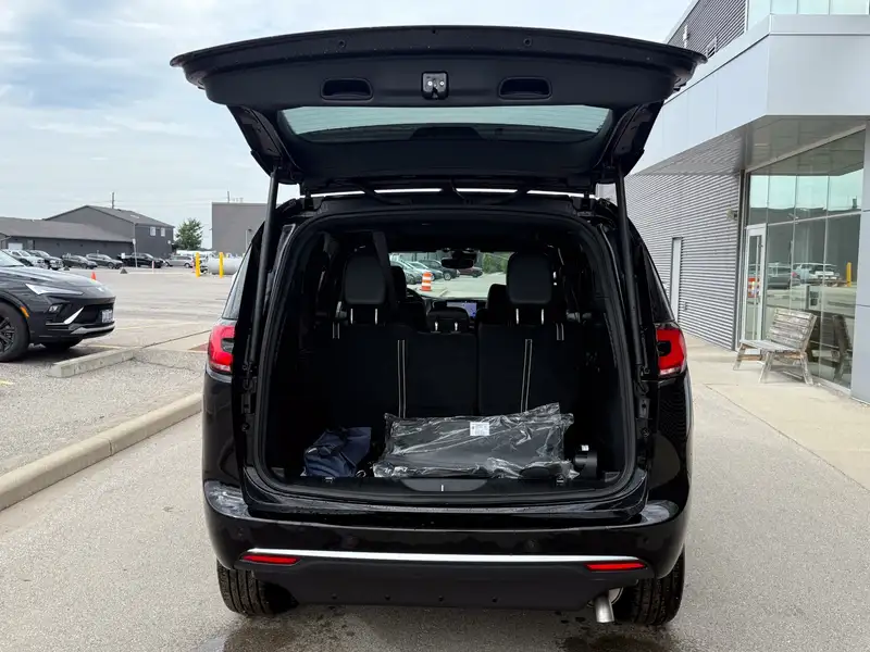 2027 Chrysler Pacifica Select, černá, 46 km, dovoz Kanada — foto 6 z 12