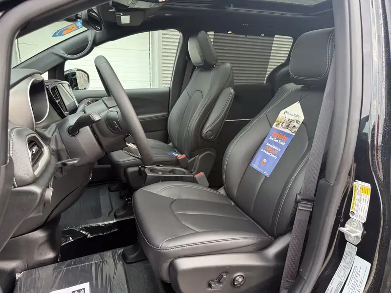 2027 Chrysler Pacifica Select, černá, 46 km, dovoz Kanada — foto 7 z 12