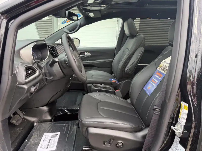 2027 Chrysler Pacifica Select, černá, 46 km, dovoz Kanada — foto 8 z 12