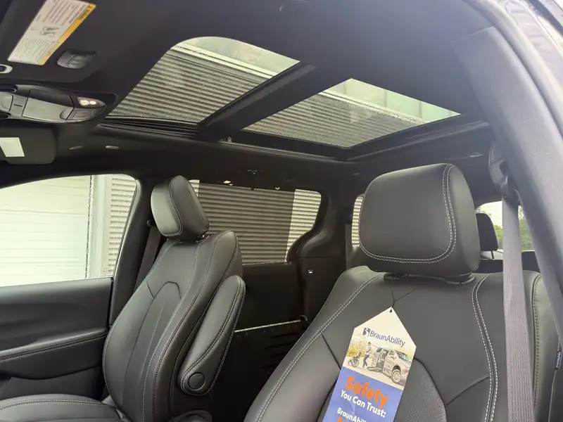 2027 Chrysler Pacifica Select, černá, 46 km, dovoz Kanada — foto 9 z 12