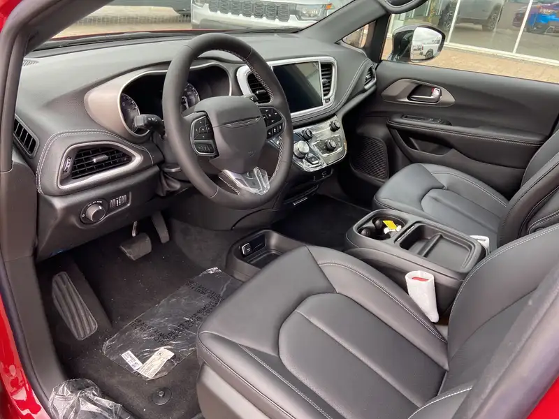 2027 Chrysler Pacifica Select, červená, dovoz Kanada — foto 10 z 12