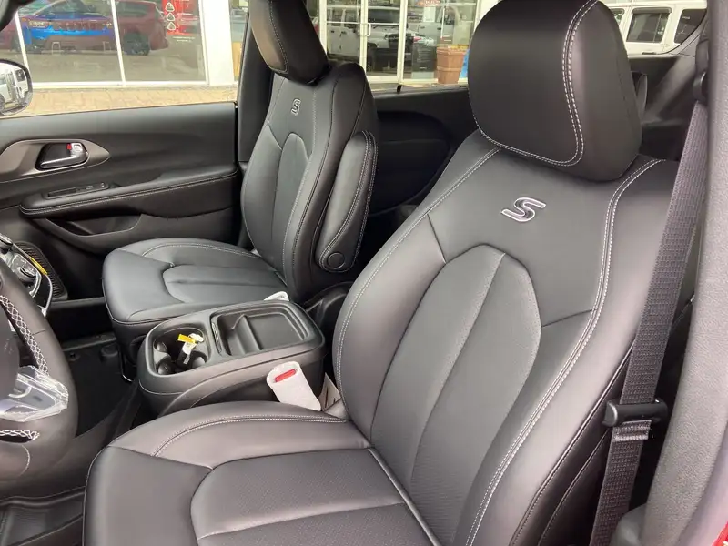 2027 Chrysler Pacifica Select, červená, dovoz Kanada — foto 11 z 12