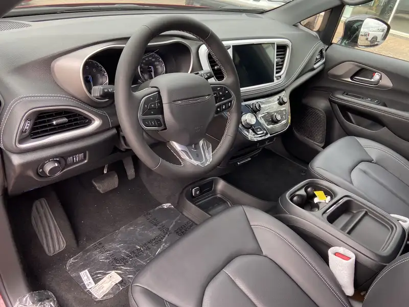2027 Chrysler Pacifica Select, červená, dovoz Kanada — foto 12 z 12