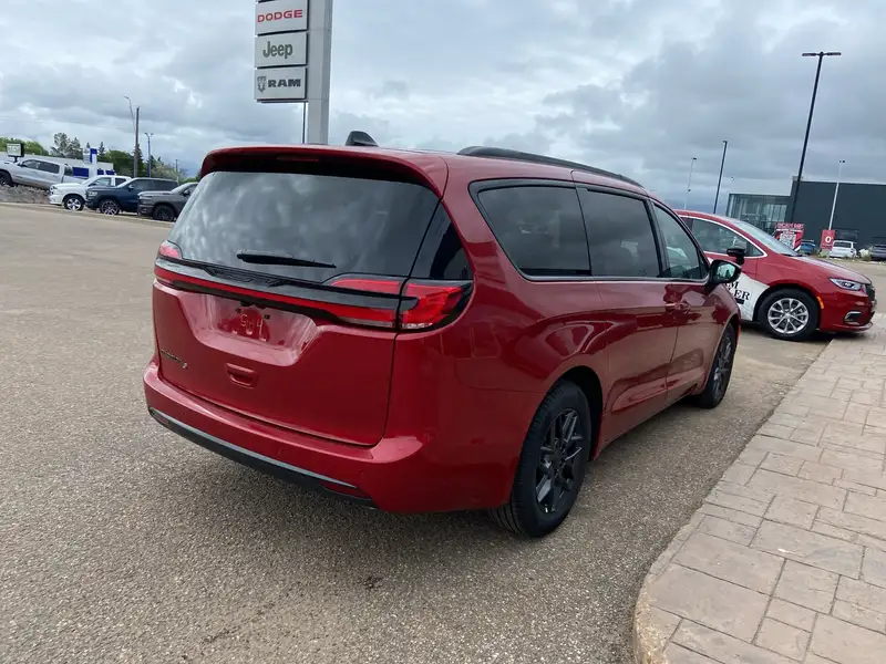 2027 Chrysler Pacifica Select, červená, dovoz Kanada — foto 5 z 12