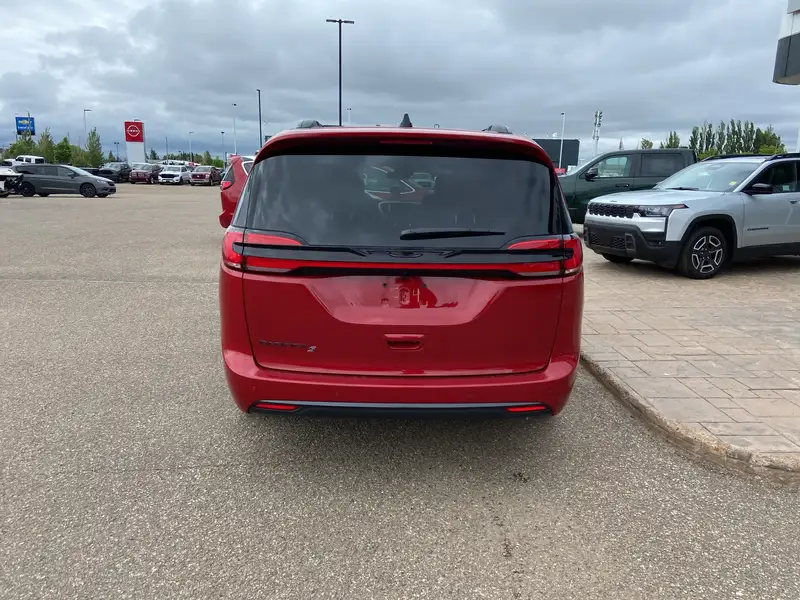2027 Chrysler Pacifica Select, červená, dovoz Kanada — foto 6 z 12