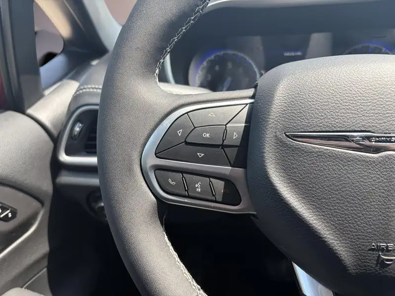 2026 Chrysler Pacifica Select, červená, 25 km, dovoz Kanada — foto 10 z 12