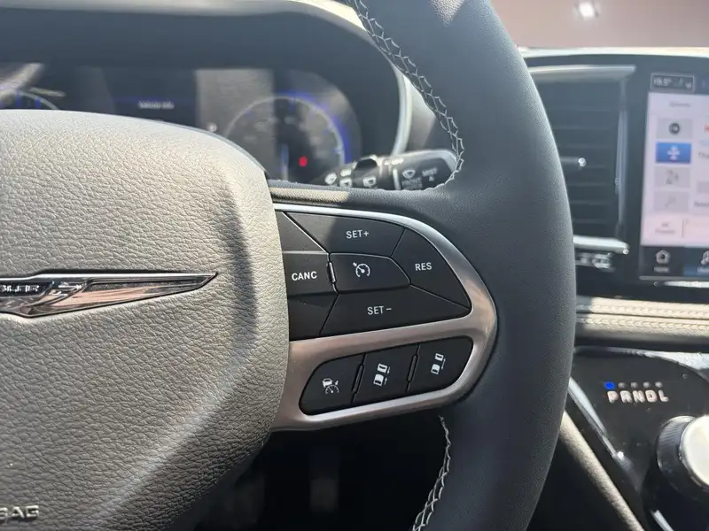 2026 Chrysler Pacifica Select, červená, 25 km, dovoz Kanada — foto 11 z 12