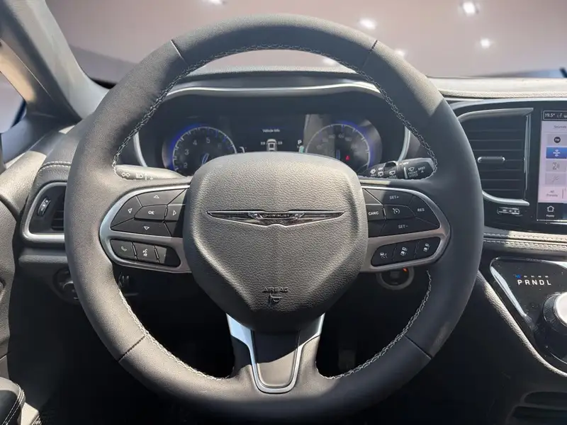 2026 Chrysler Pacifica Select, červená, 25 km, dovoz Kanada — foto 9 z 12