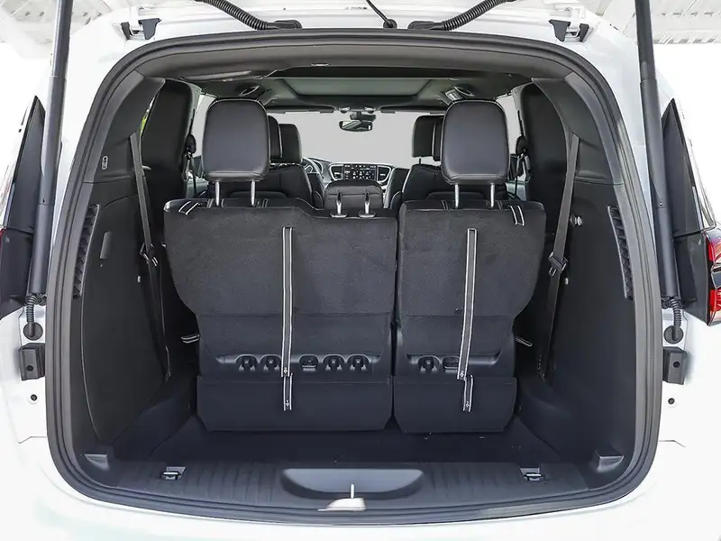 2027 Chrysler Pacifica Select, bílá, dovoz Kanada — foto 7 z 12