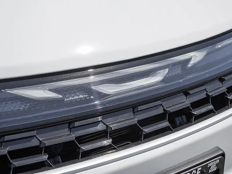 2027 Chrysler Pacifica Select, bílá, dovoz Kanada — foto 9 z 12