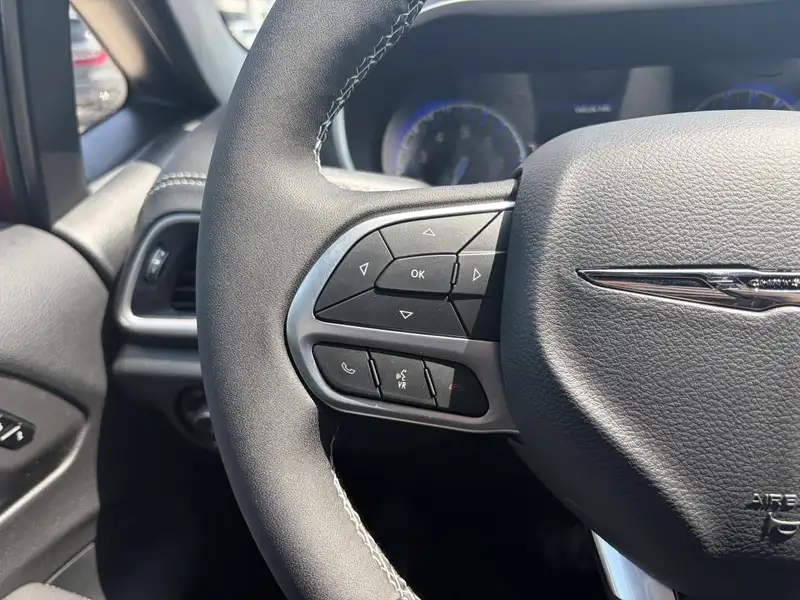 2026 Chrysler Pacifica Select, červená, 18 km, dovoz Kanada — foto 10 z 12