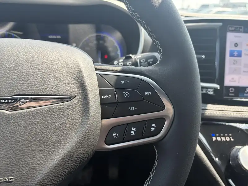 2026 Chrysler Pacifica Select, červená, 18 km, dovoz Kanada — foto 11 z 12