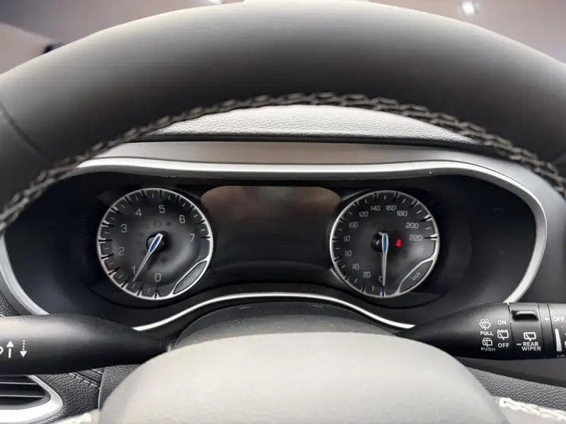 2027 Chrysler Pacifica Select, bílá, 0 km, dovoz Kanada — foto 10 z 12