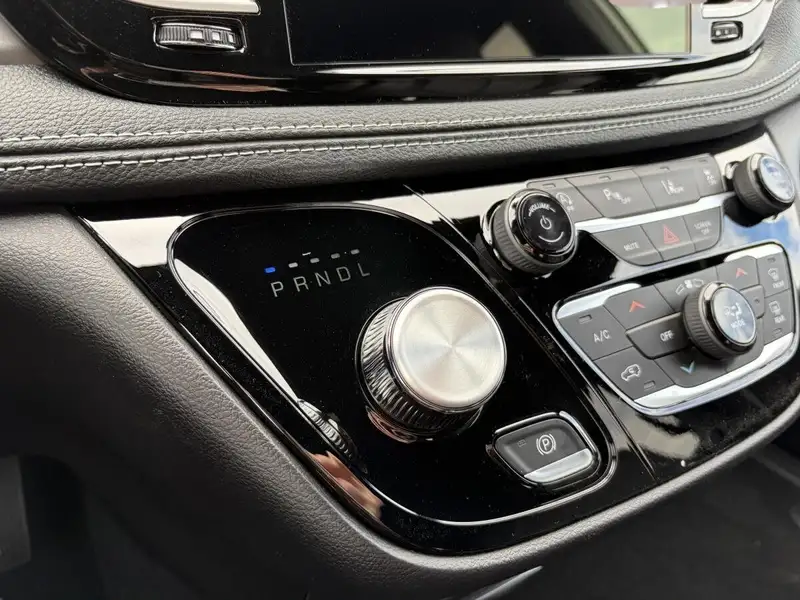2027 Chrysler Pacifica Select, bílá, 0 km, dovoz Kanada — foto 11 z 12
