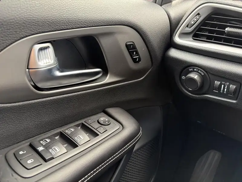 2027 Chrysler Pacifica Select, bílá, 0 km, dovoz Kanada — foto 12 z 12
