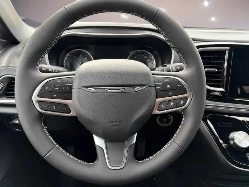 2027 Chrysler Pacifica Select, bílá, 0 km, dovoz Kanada — foto 7 z 12