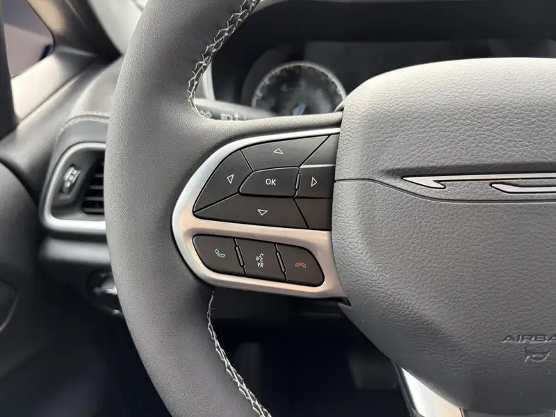 2027 Chrysler Pacifica Select, bílá, 0 km, dovoz Kanada — foto 8 z 12