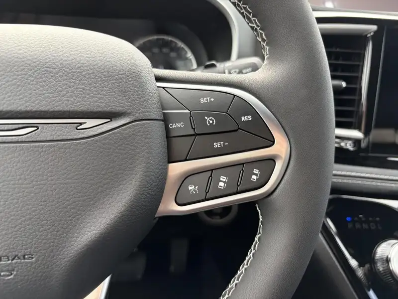 2027 Chrysler Pacifica Select, bílá, 0 km, dovoz Kanada — foto 9 z 12
