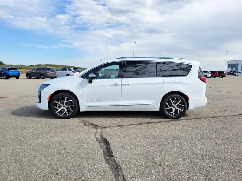 2027 Chrysler Pacifica Pinnacle, bílá, 8 km, dovoz Kanada — foto 3 z 12